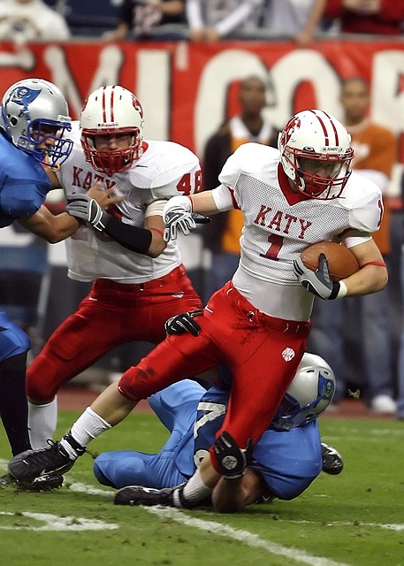 同时立足自 同时立足自